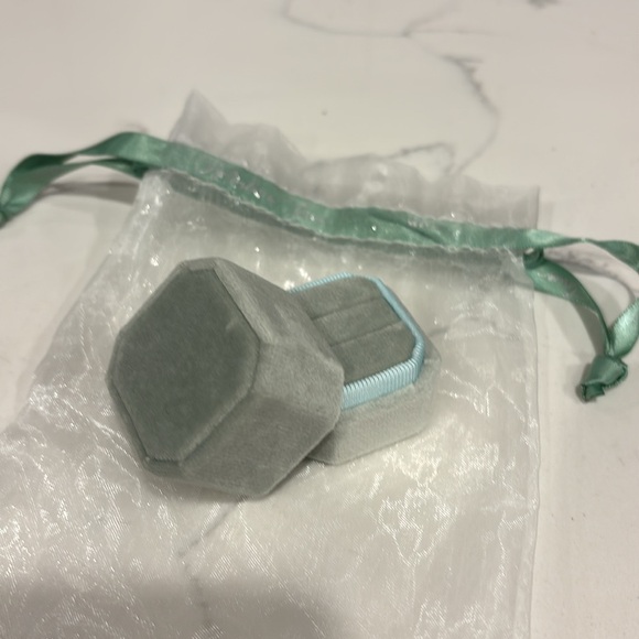 Wedding Set: Mrs Makeup Bag, Garter & Ring Box - Picture 10 of 12